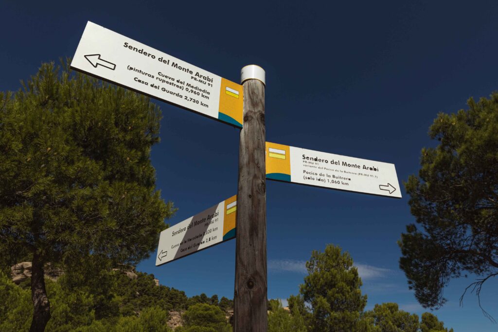 Indicador de senderos en el Monte Arabí