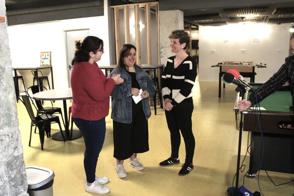 La concejala de Juventud, Isabel Pérez, en el Sótano de Cazadores.