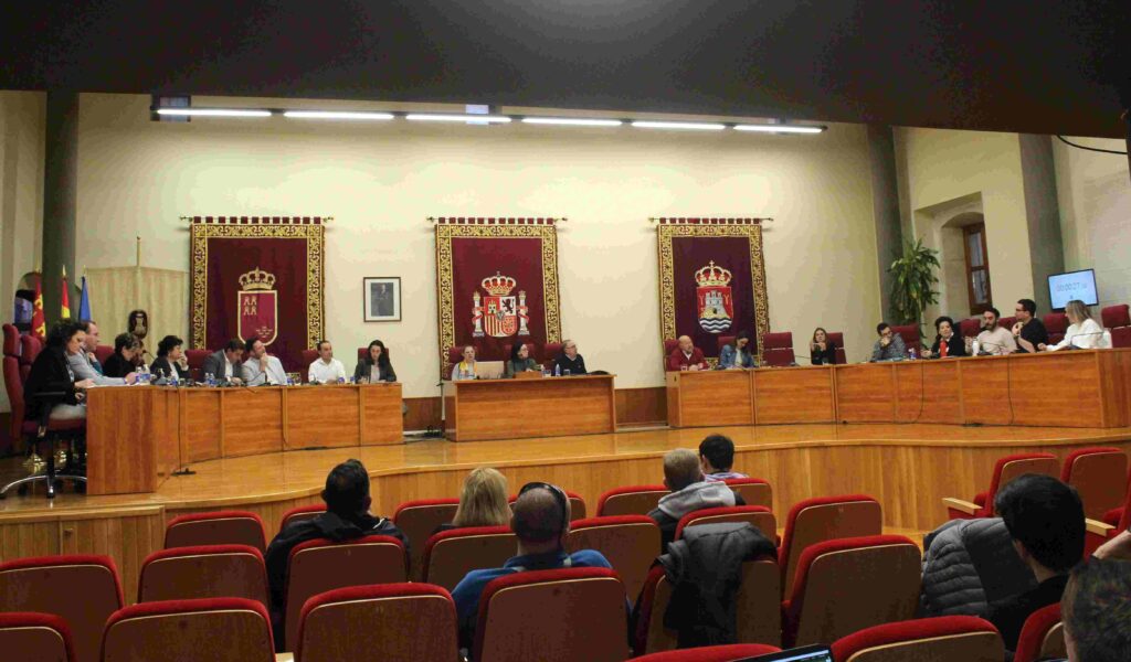 Celebración del pleno ordinario de abril. Componentes de la Corporación en sus respectivos sitios.