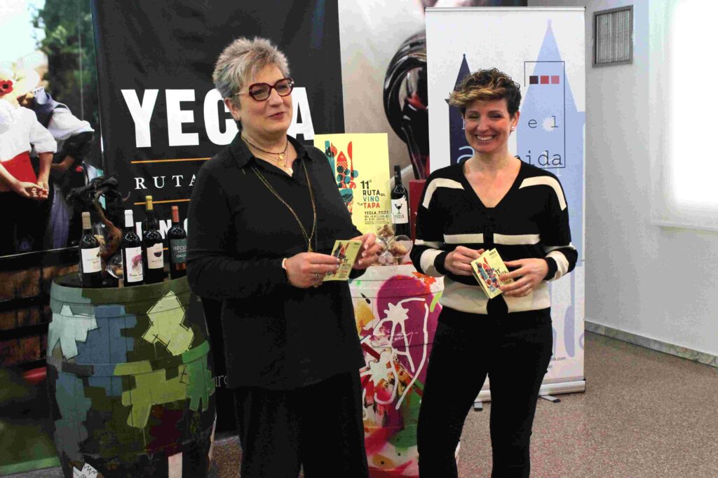 La concejala de Turismo, Isabel Pérez, y la presidenta de la Ruta del Vino de Yecla, Aurora Picó.